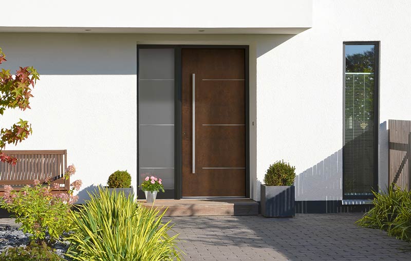 Voorbeeld van een exclusief deurpaneel met cortenstaal-look Ingebouwde exclusieve deur met cortenstaal-look